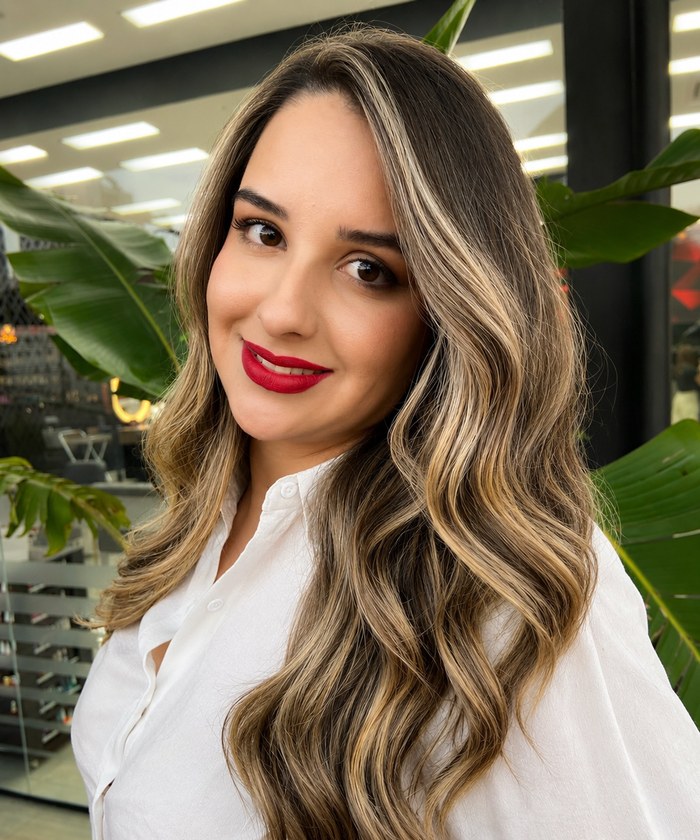 Morena iluminada com ondas